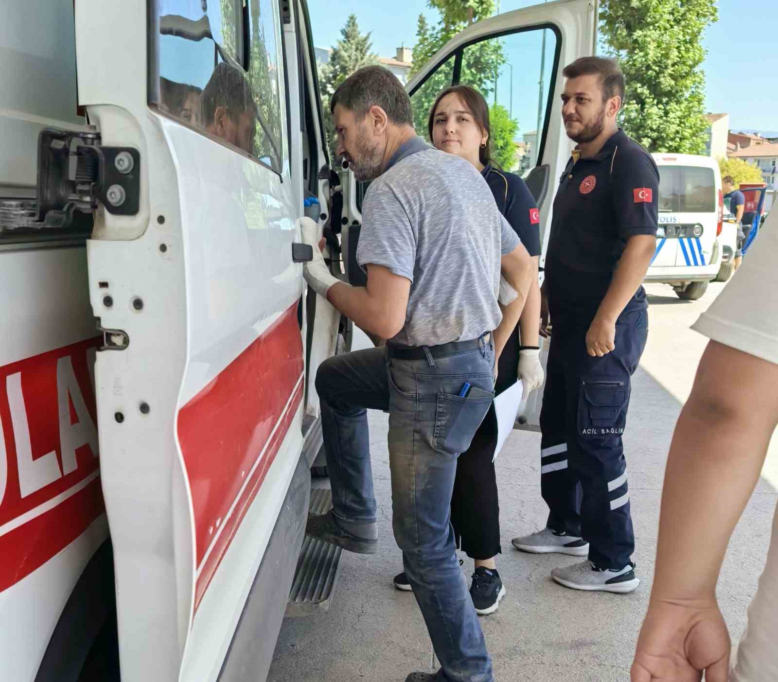 Elini bıçkıya kaptıran adamın parmakları parçalandı