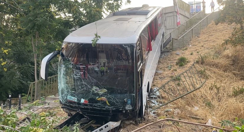 Maltepe’de servis otobüsü şarampole yuvarlandı: 8 yaralı