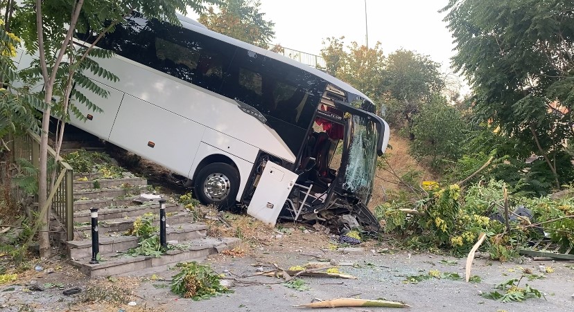 Maltepe’de servis otobüsü şarampole yuvarlandı: 8 yaralı
