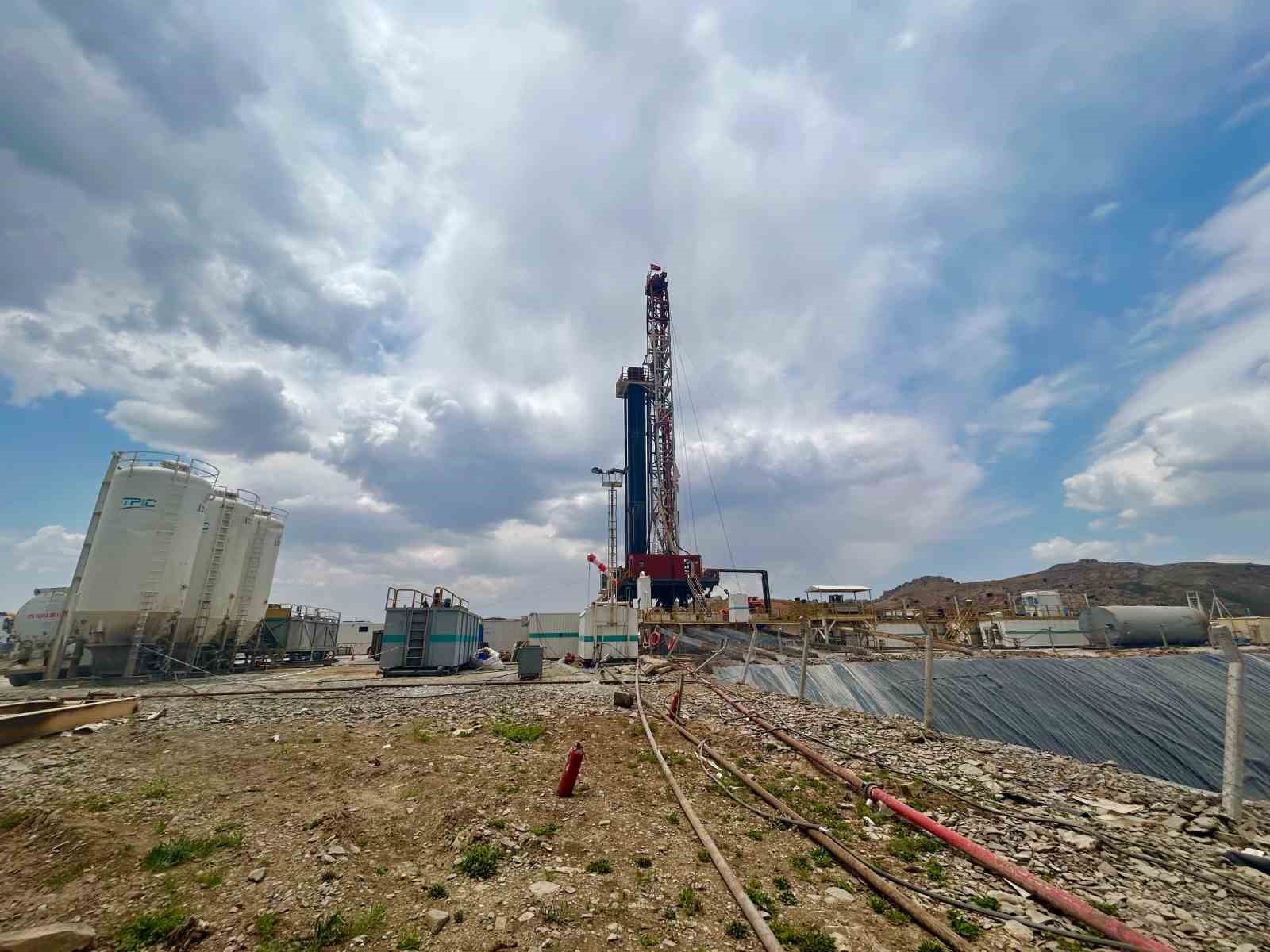 Kato Dağı’nda petrol heyecanı: 2 bin 800 metreye inildi