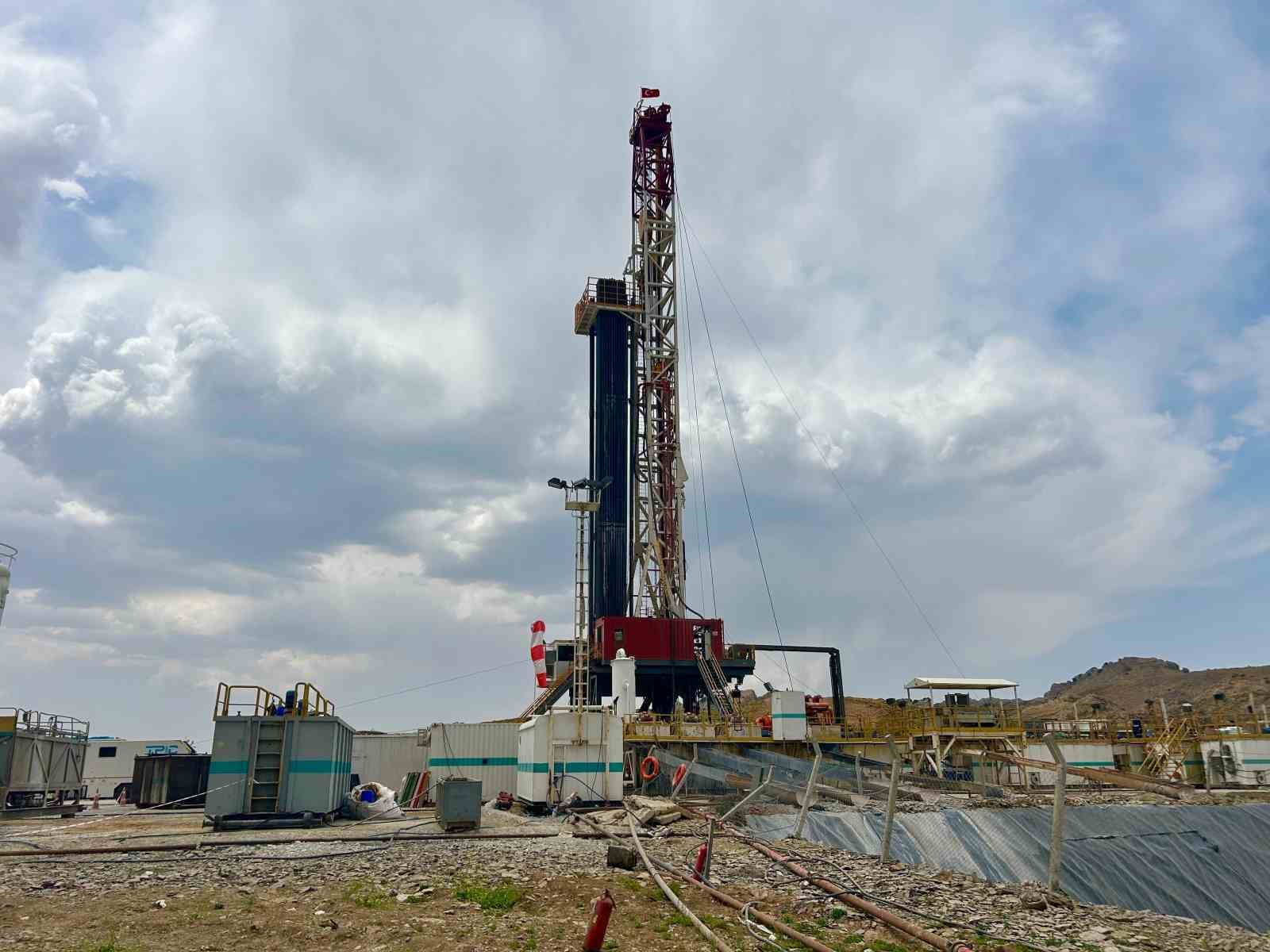 Kato Dağı’nda petrol heyecanı: 2 bin 800 metreye inildi