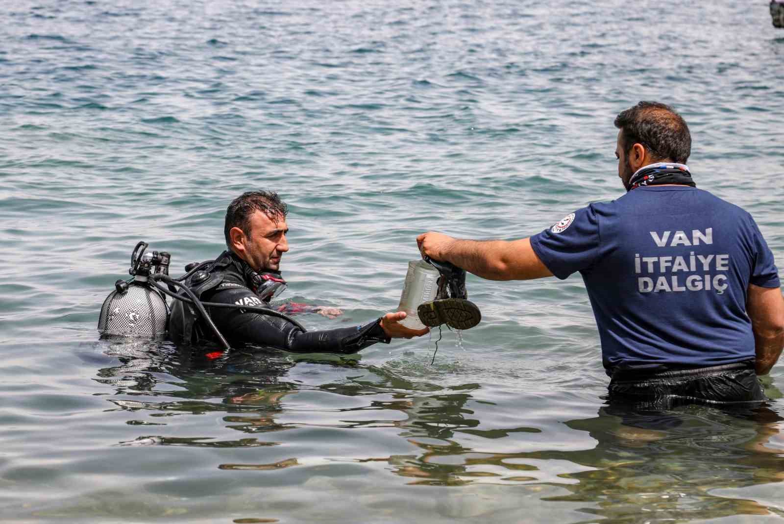 Van Gölü’nün dibinden çıkartılan atıklar pes dedirtti