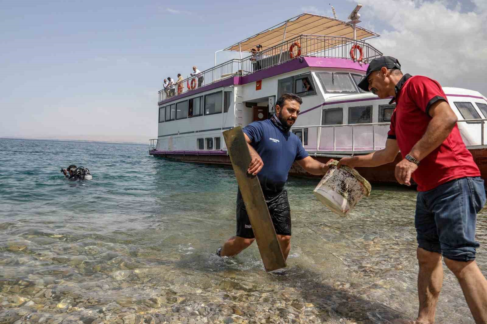 Van Gölü’nün dibinden çıkartılan atıklar pes dedirtti