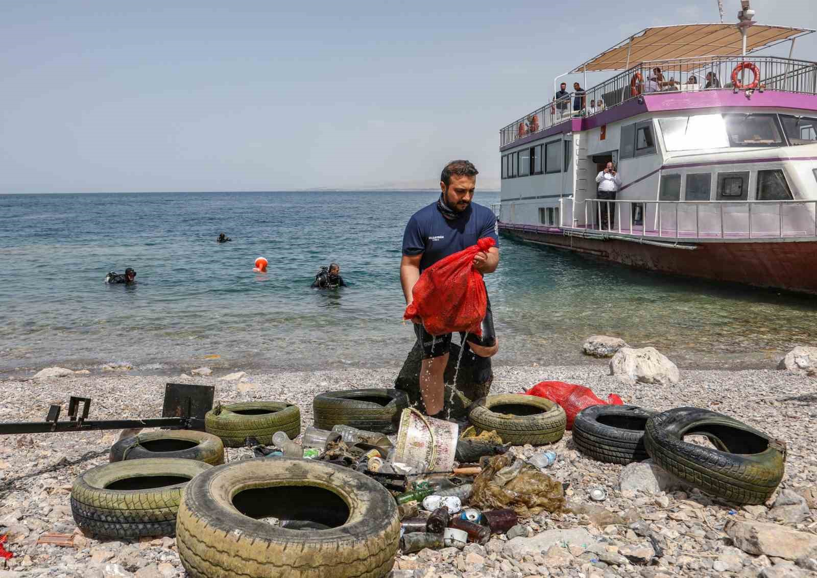 Van Gölü’nün dibinden çıkartılan atıklar pes dedirtti