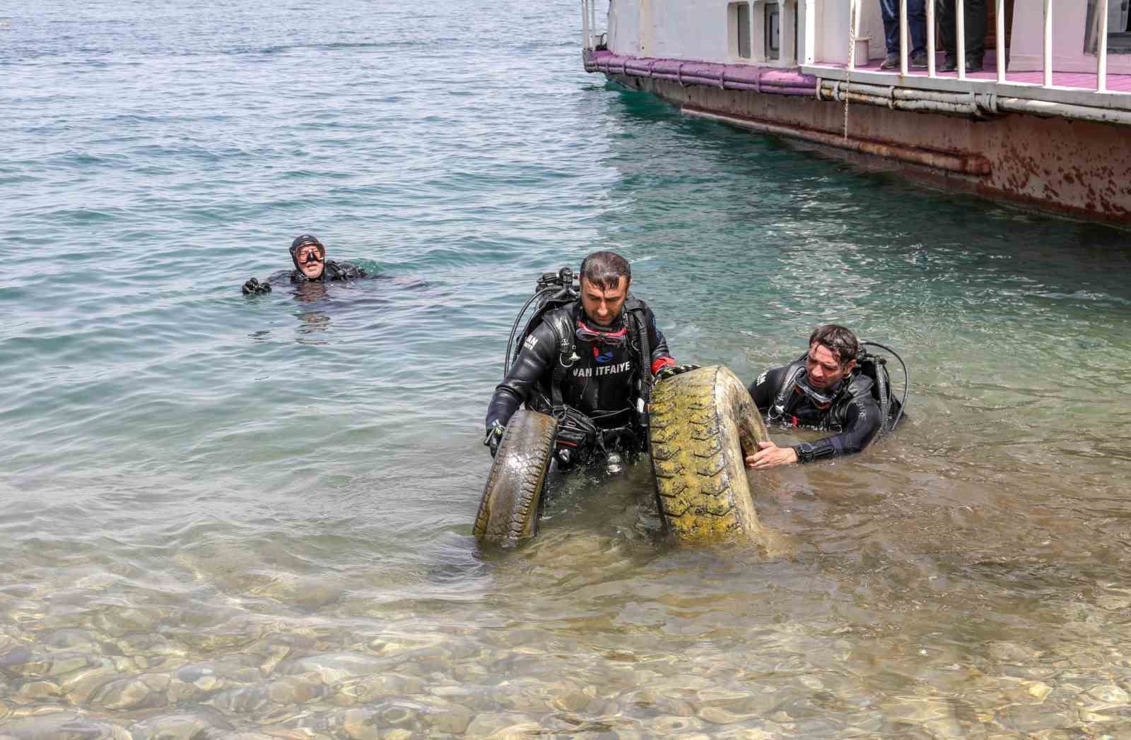 Van Gölü’nün dibinden çıkartılan atıklar pes dedirtti
