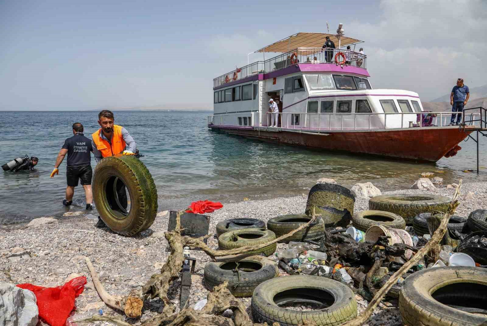 Van Gölü’nün dibinden çıkartılan atıklar pes dedirtti