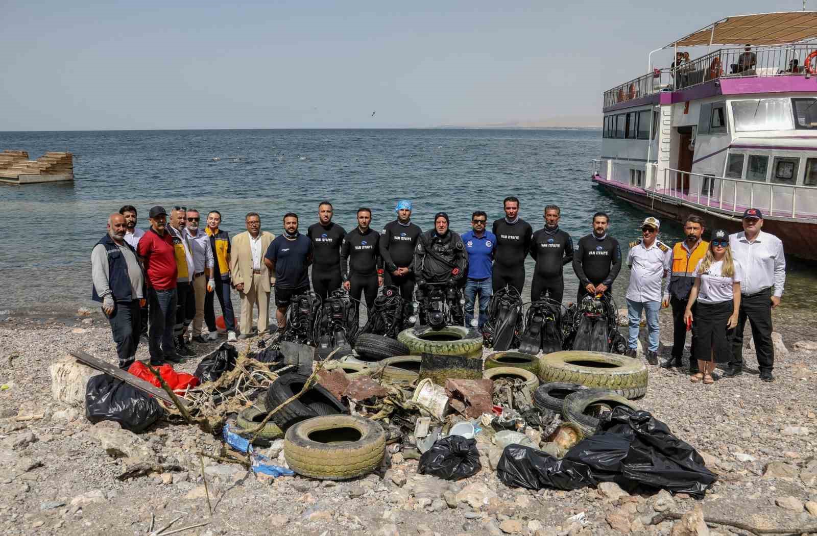 Van Gölü’nün dibinden çıkartılan atıklar pes dedirtti