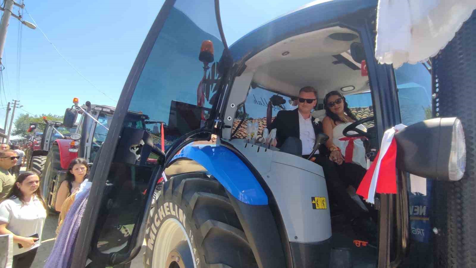 Gelin arabası traktör oldu: Konvoya 50 traktör katıldı