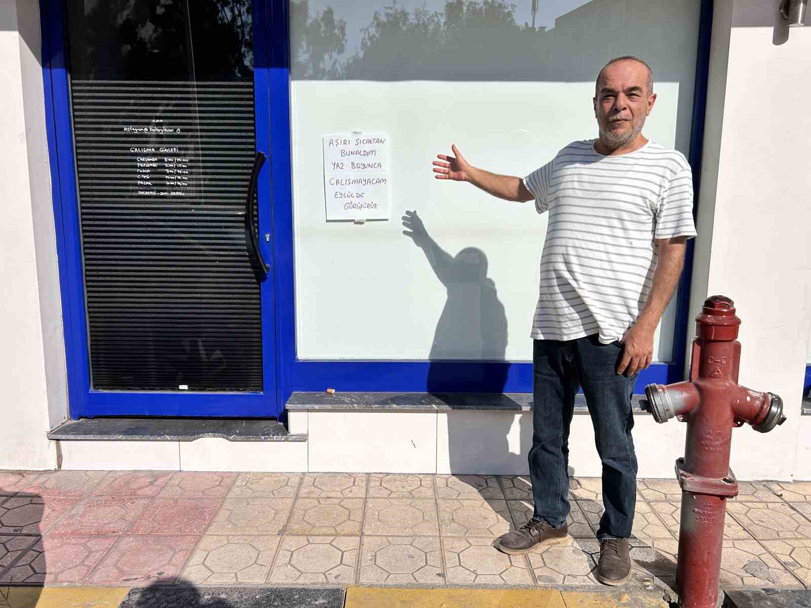 Sıcakların 45 dereceyi bulmasına dayanamayınca, iş yerine not asıp tatile çıktı