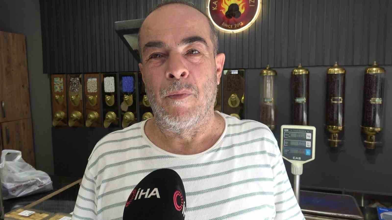 Sıcakların 45 dereceyi bulmasına dayanamayınca, iş yerine not asıp tatile çıktı