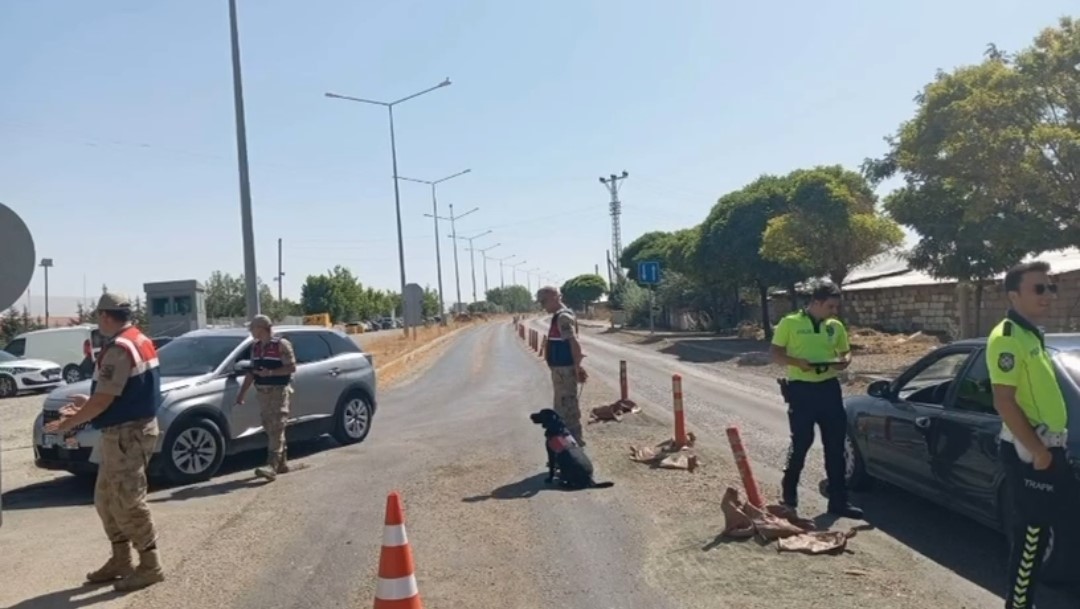 Van’da farklı suçlardan aranan 20 kişi tutuklandı
