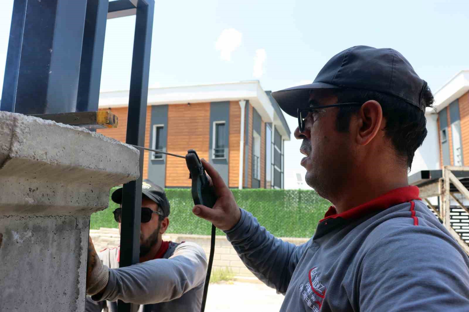 Demircilerin sıcak havada zorlu mesaisi