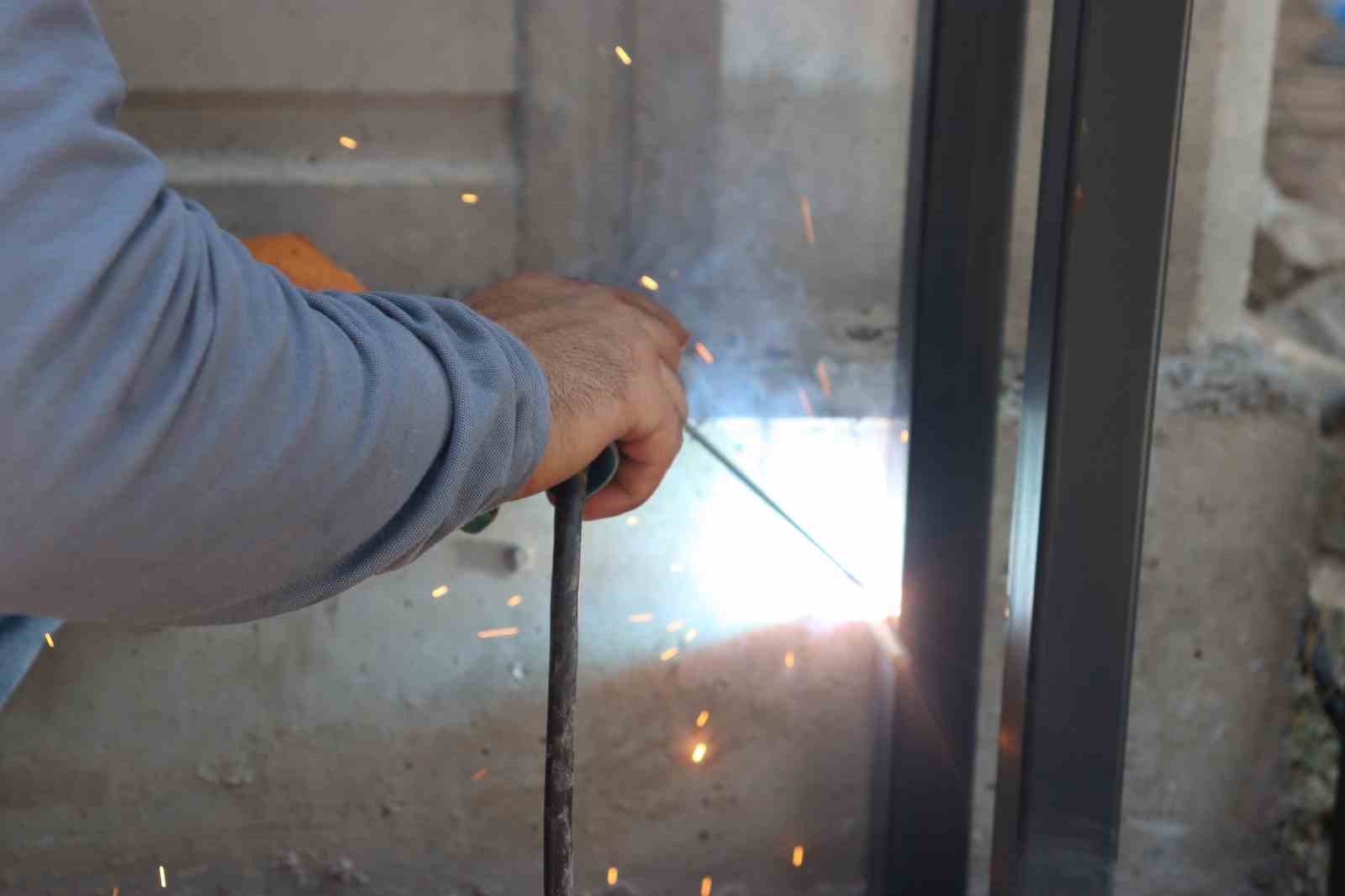 Demircilerin sıcak havada zorlu mesaisi