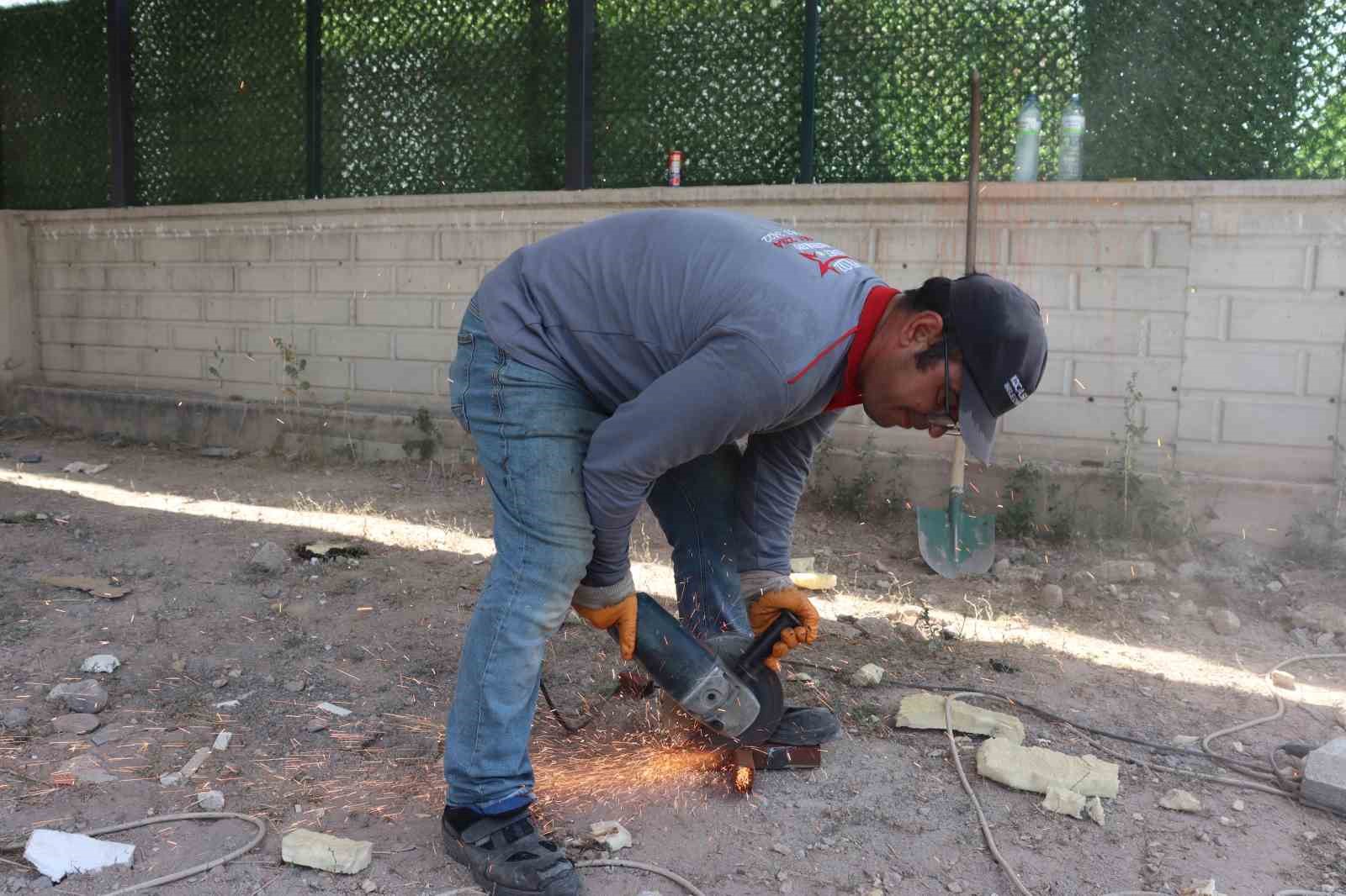 Demircilerin sıcak havada zorlu mesaisi