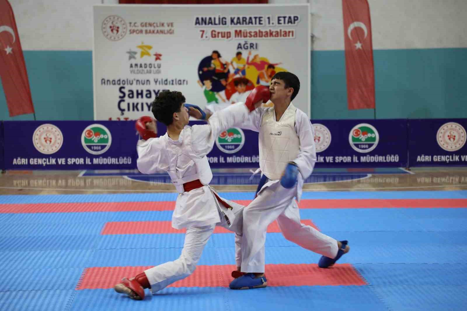 Genç karateciler Ağrı’da madalya için ter döktü