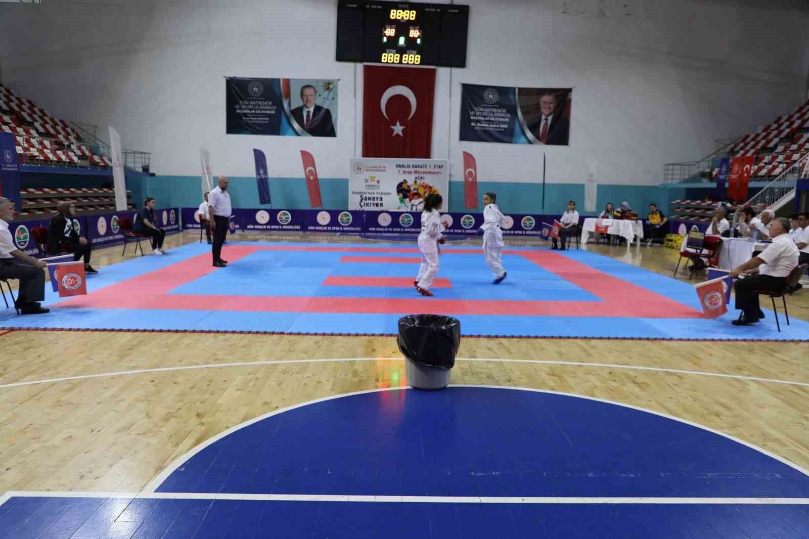 Genç karateciler Ağrı’da madalya için ter döktü