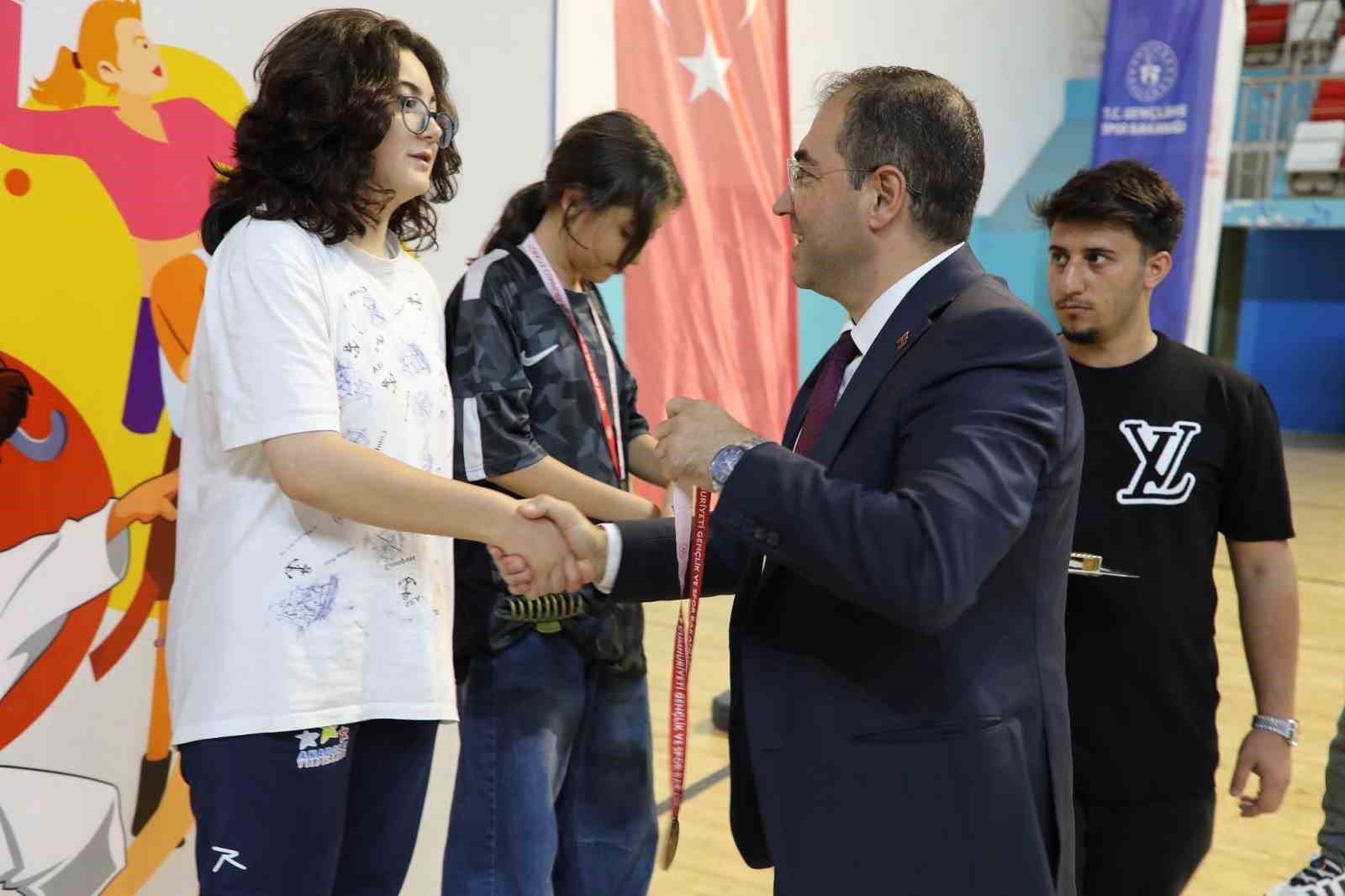 Genç karateciler Ağrı’da madalya için ter döktü