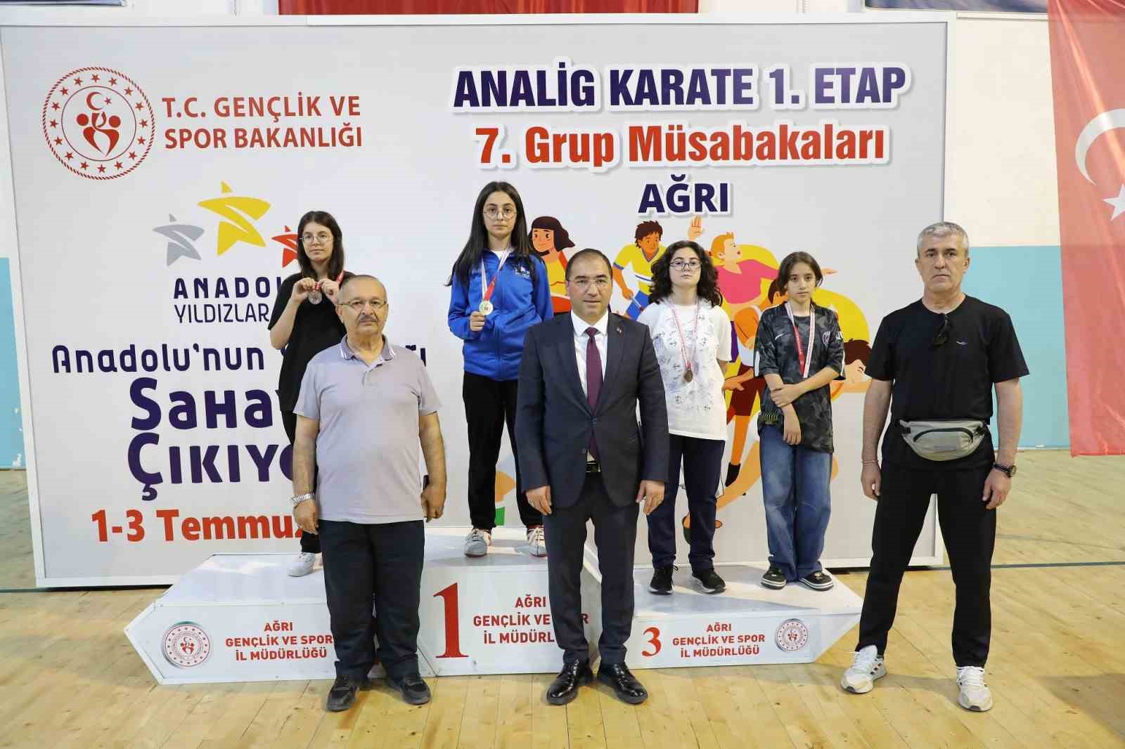 Genç karateciler Ağrı’da madalya için ter döktü