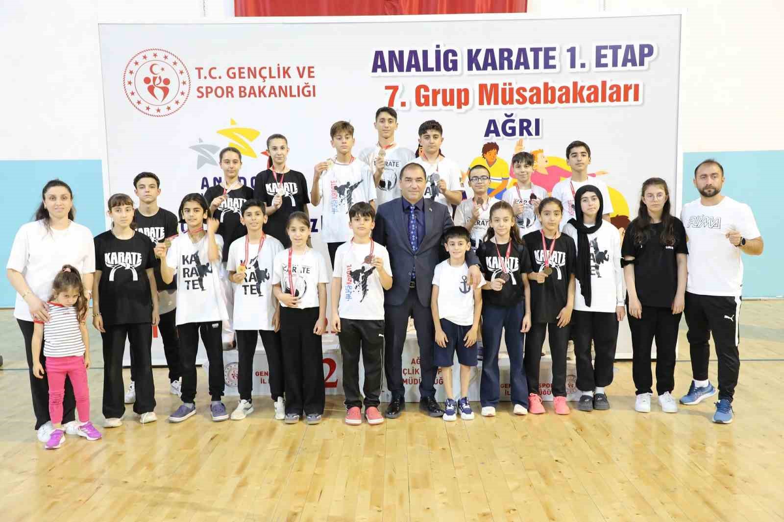 Genç karateciler Ağrı’da madalya için ter döktü