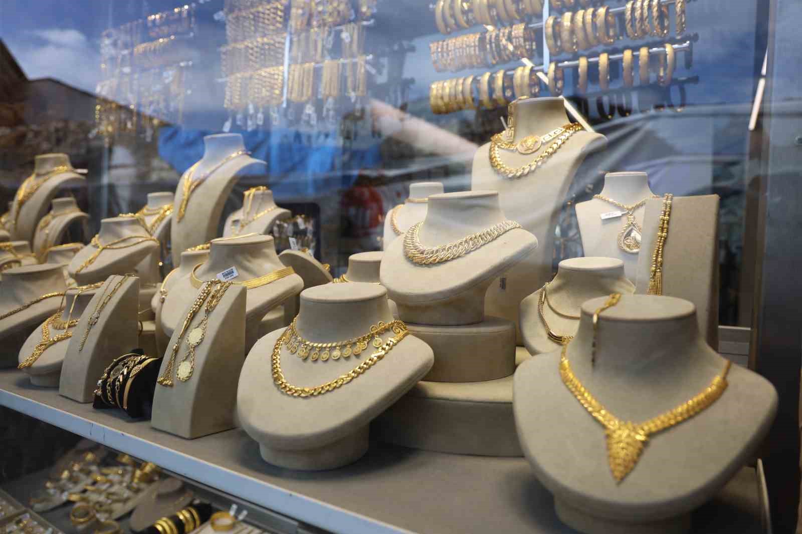 Yılların sarrafından yeni evlenecek çiftlere altın değerinde burma bilezikten vazgeçmeyin tavsiyesi