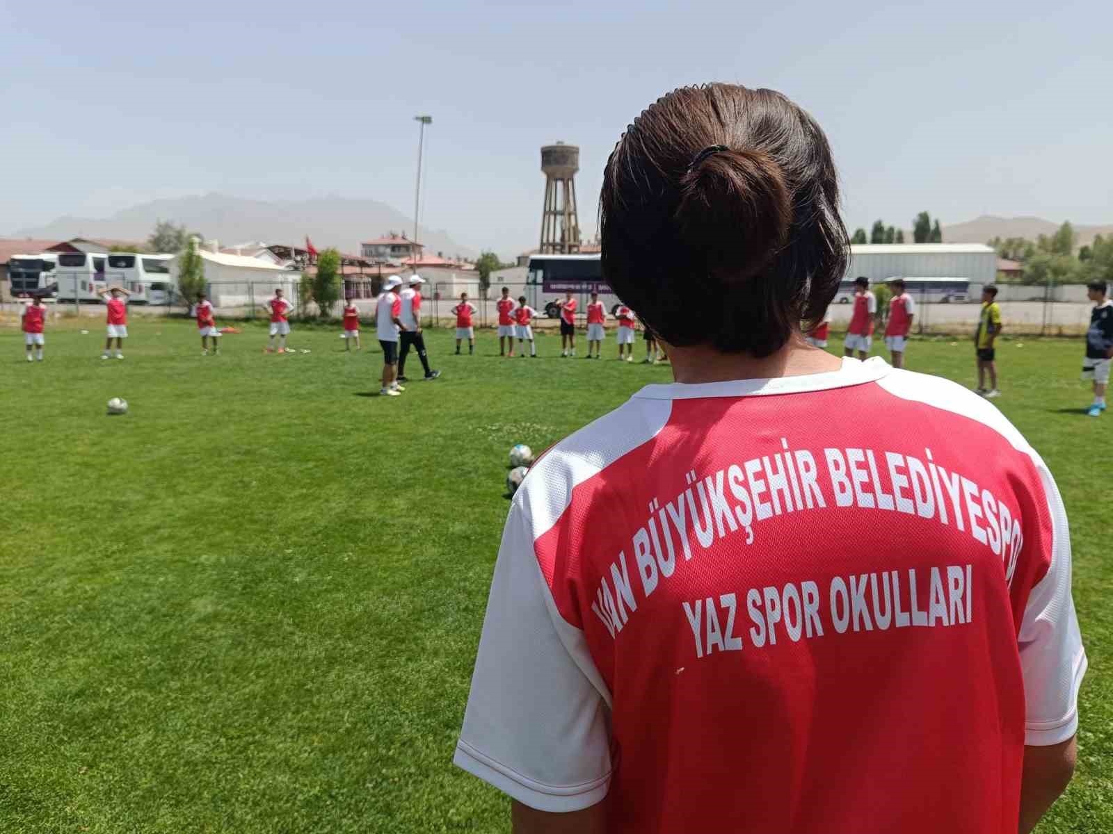 Futbol yaz spor okulu 400’ü aşkın öğrenciyle devam ediyor