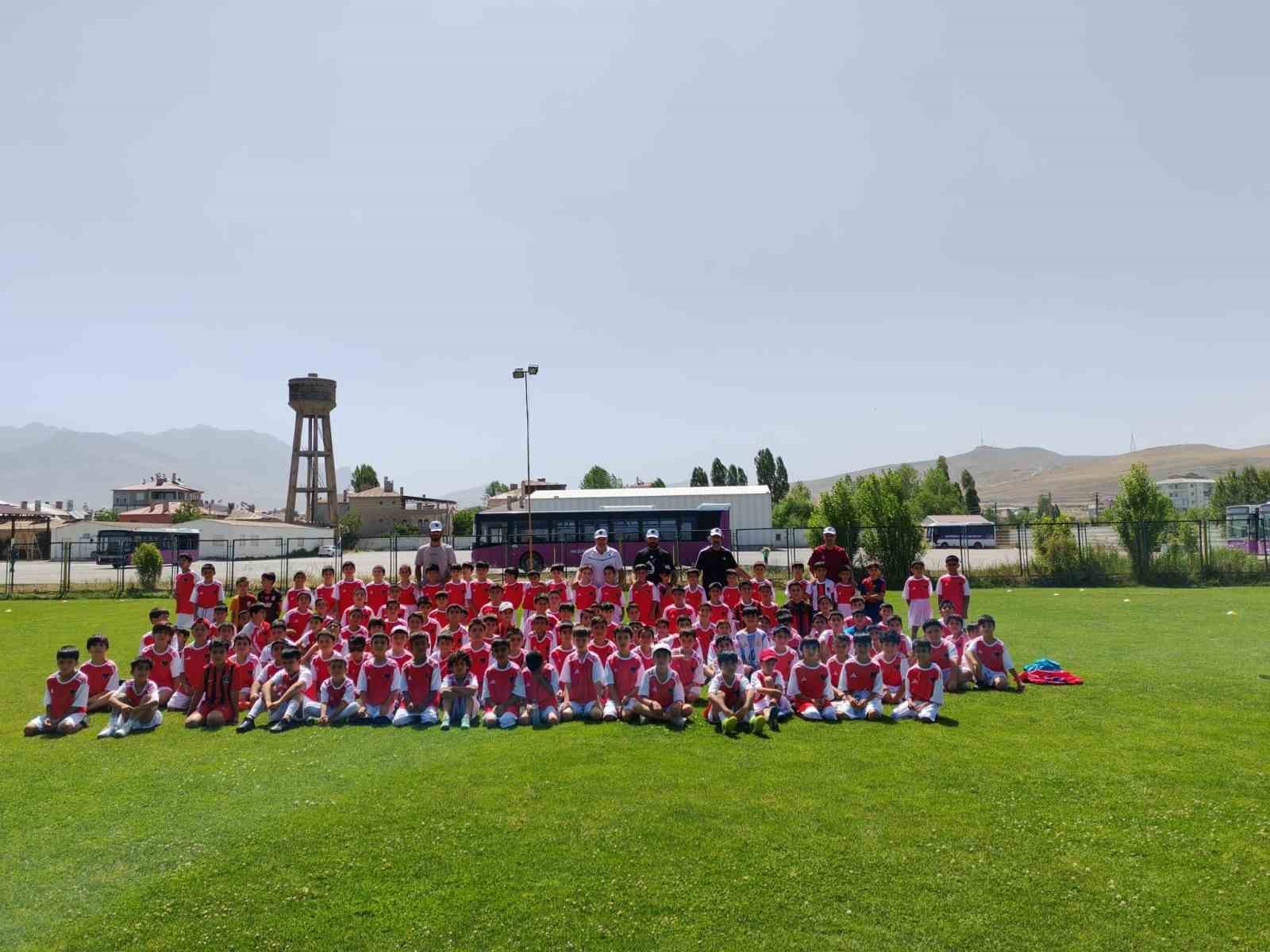 Futbol yaz spor okulu 400’ü aşkın öğrenciyle devam ediyor