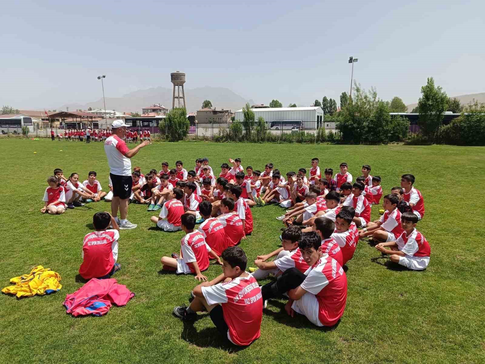 Futbol yaz spor okulu 400’ü aşkın öğrenciyle devam ediyor