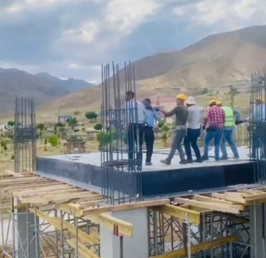 Düğün salonunda çalan müziğe eşlik eden işçilerin görüntüsü gülümsetti