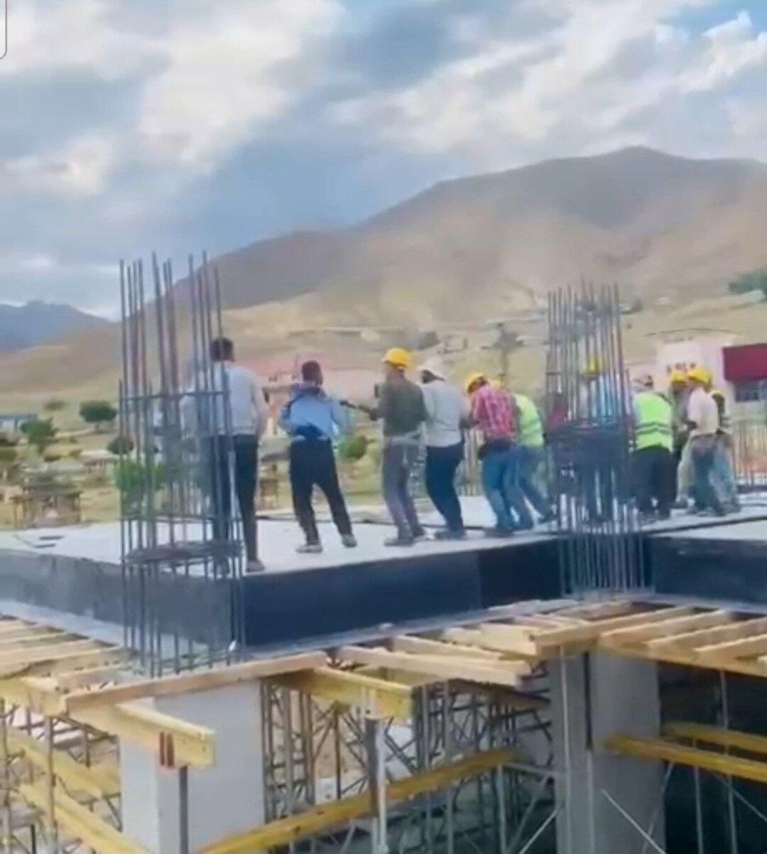 Düğün salonunda çalan müziğe eşlik eden işçilerin görüntüsü gülümsetti