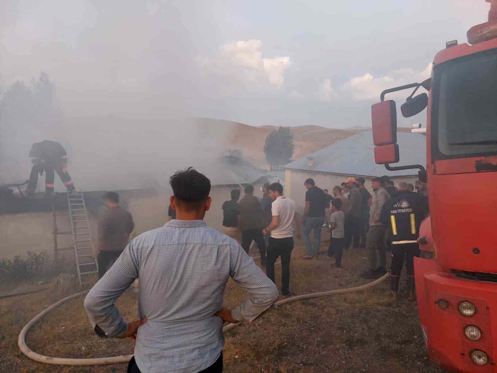 Özalp’te yangın maddi hasara yol açtı