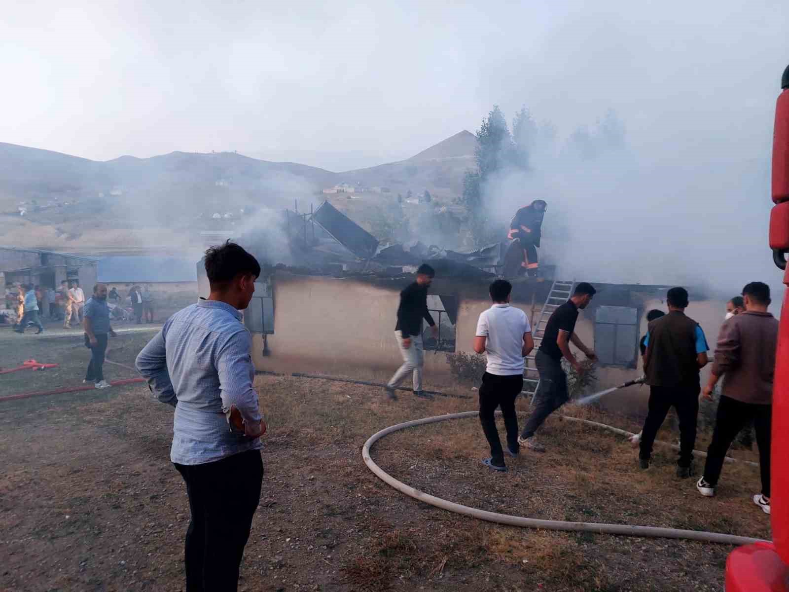 Özalp’te yangın maddi hasara yol açtı
