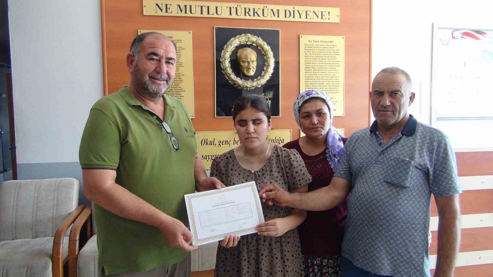 İlkokul mezunu annesi çalıştırdı, görme engelli kızı üniversiteyi kazandı