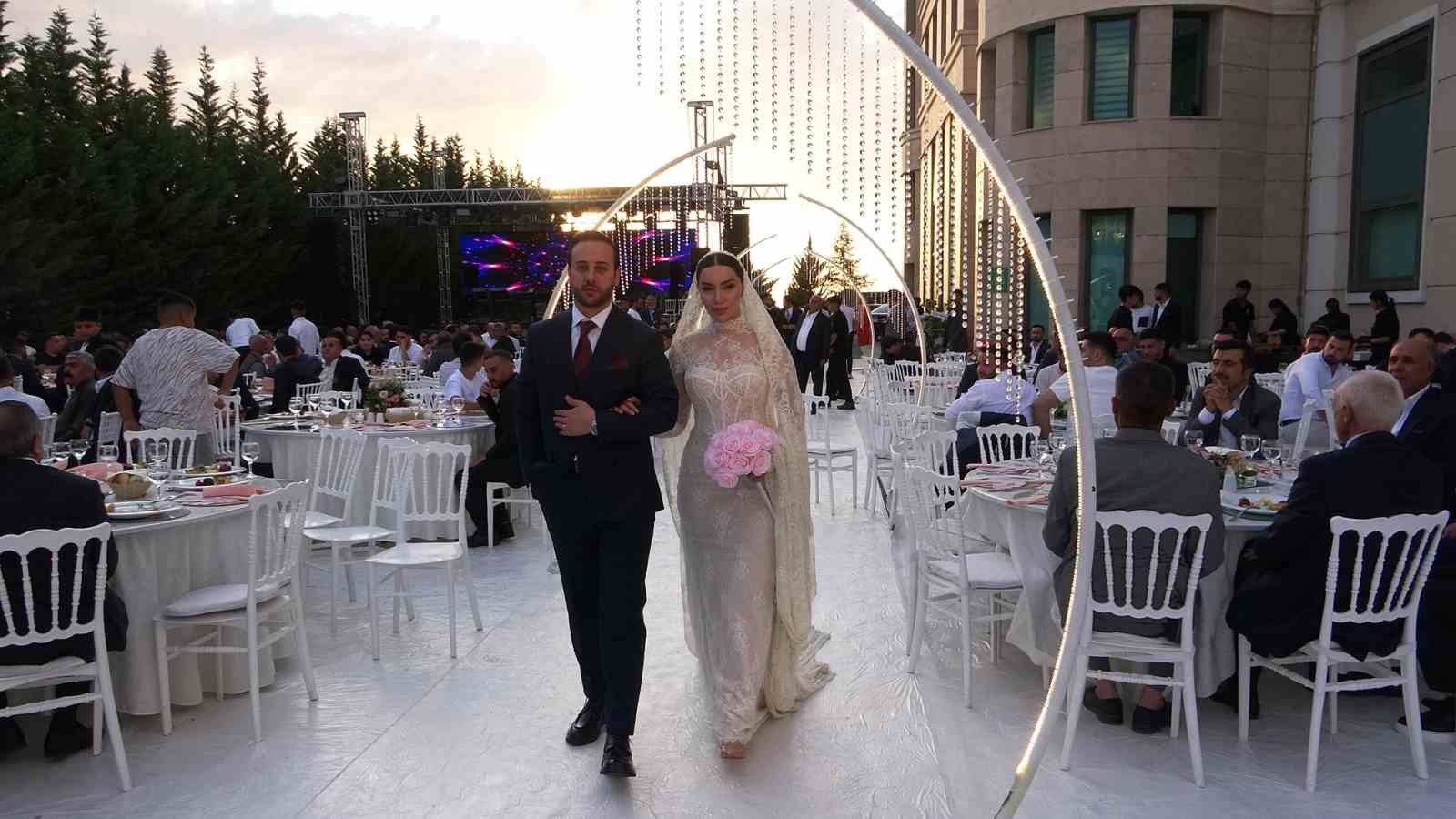 Vanlı iş adamından takısız düğün