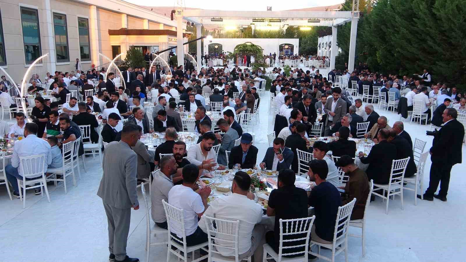 Vanlı iş adamından takısız düğün