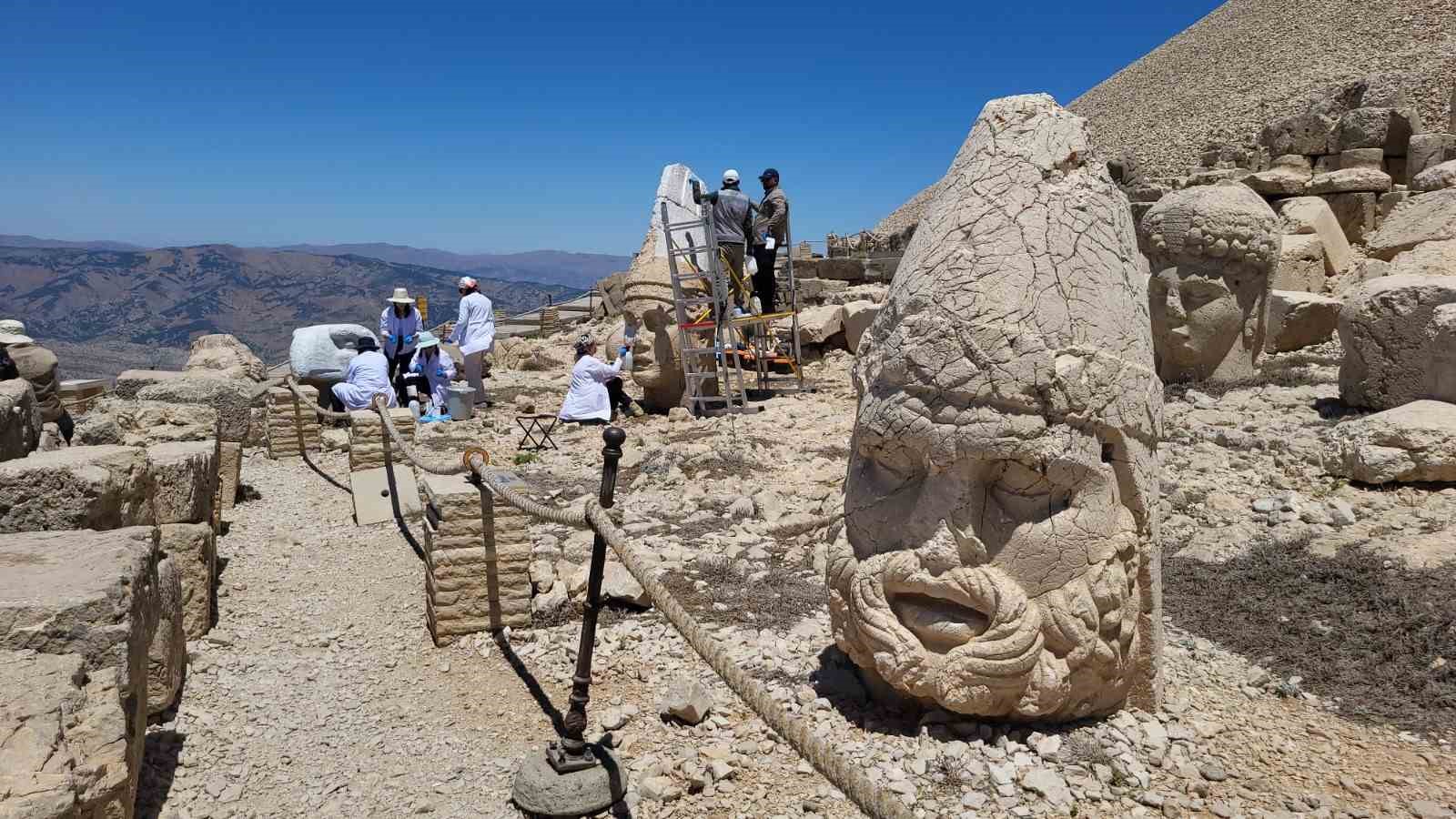 Nemrut Dağı’ndaki heykellere nano kireç enjekte edildi