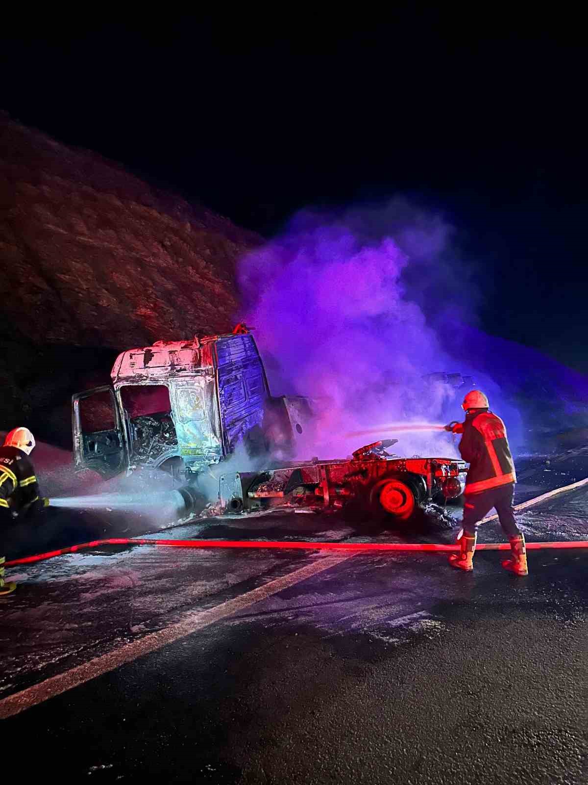 Şanlıurfa’da devrilen akaryakıt tankeri yandı
