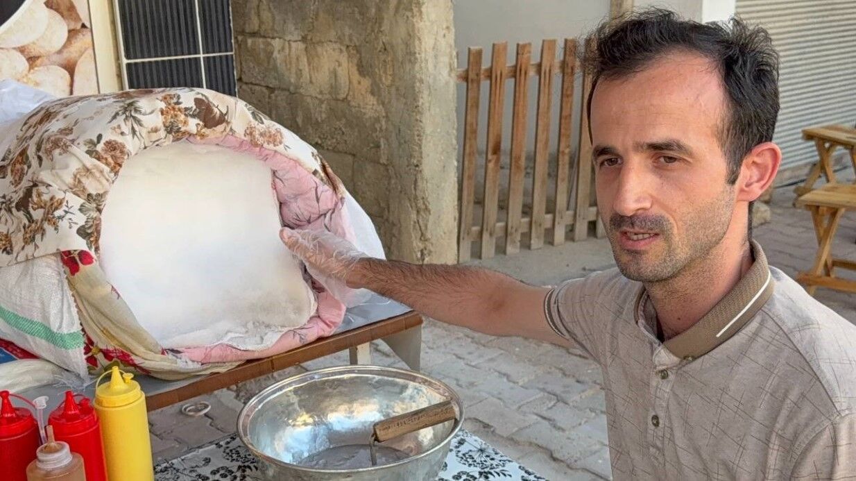 Dağdan kar getirip tatlandırdı, tabağını 50 TL’den satmaya başladı