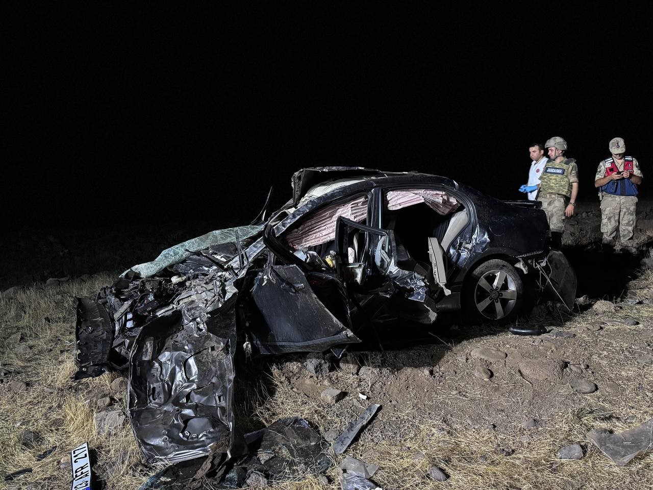 Elazığ’da otomobil şarampole devrildi: 2 ölü, 3 yaralı