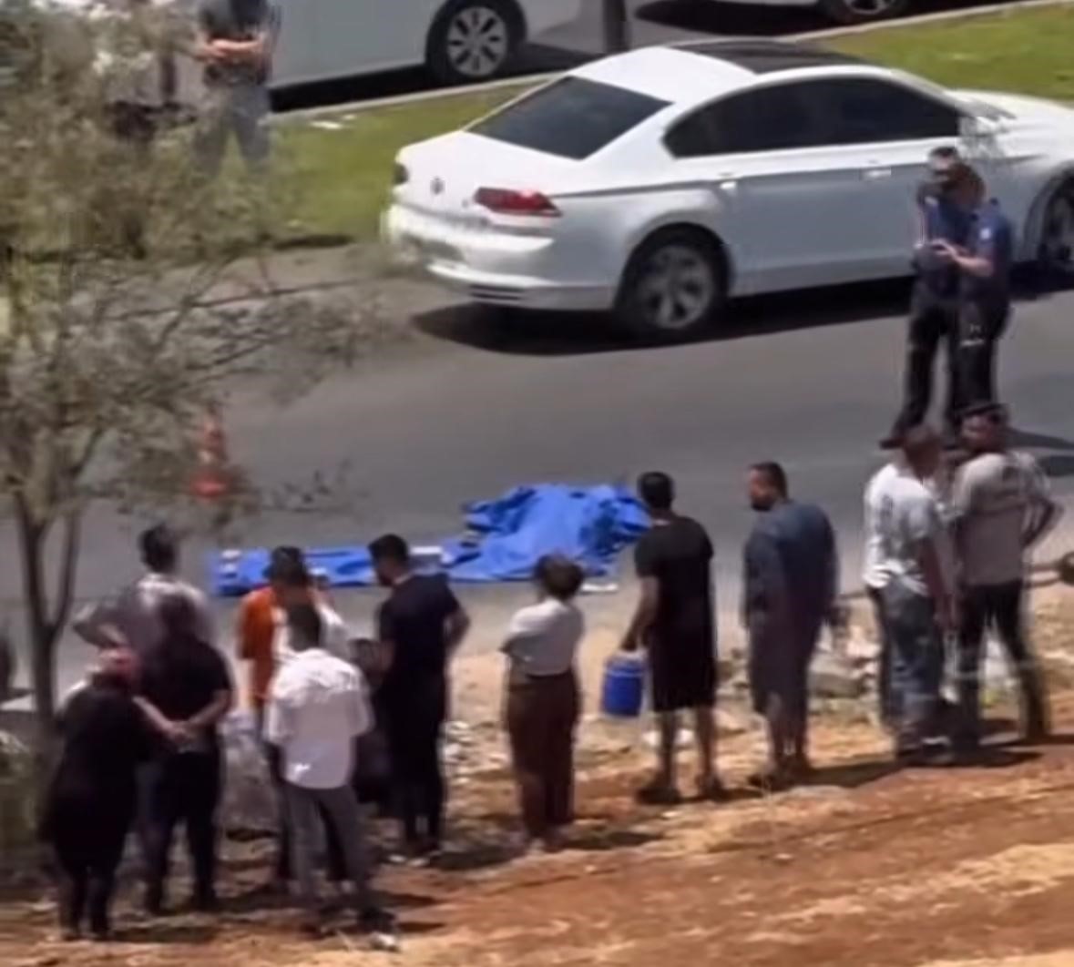 Beton mikserinin altında kalan motosikletteki kadın öldü, oğlu yaralandı