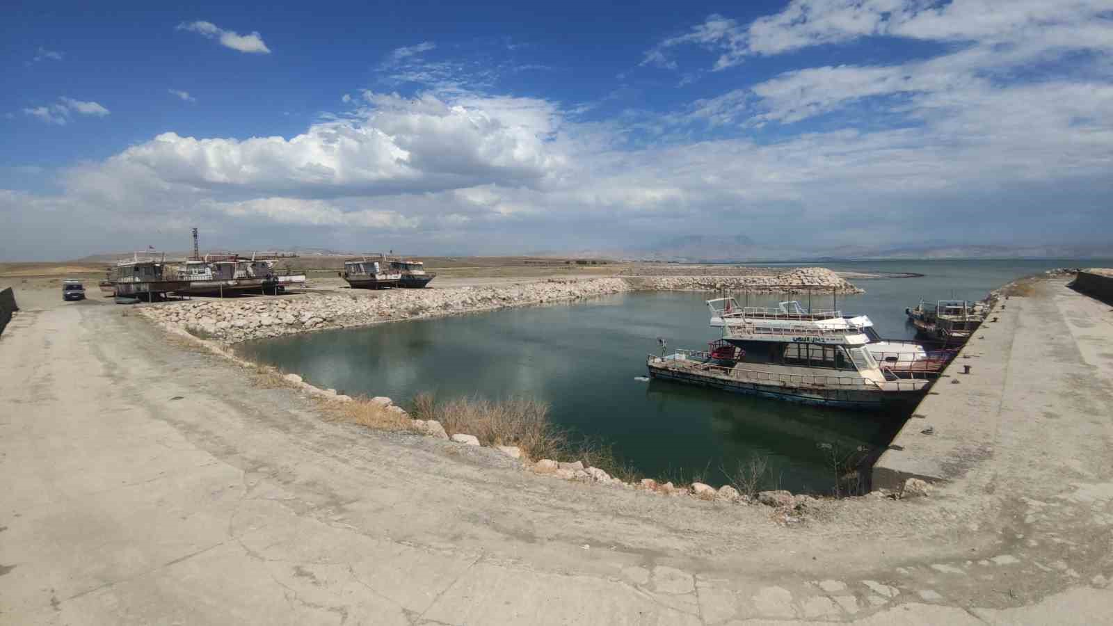 Van Gölü su kaybetmeye devam ediyor