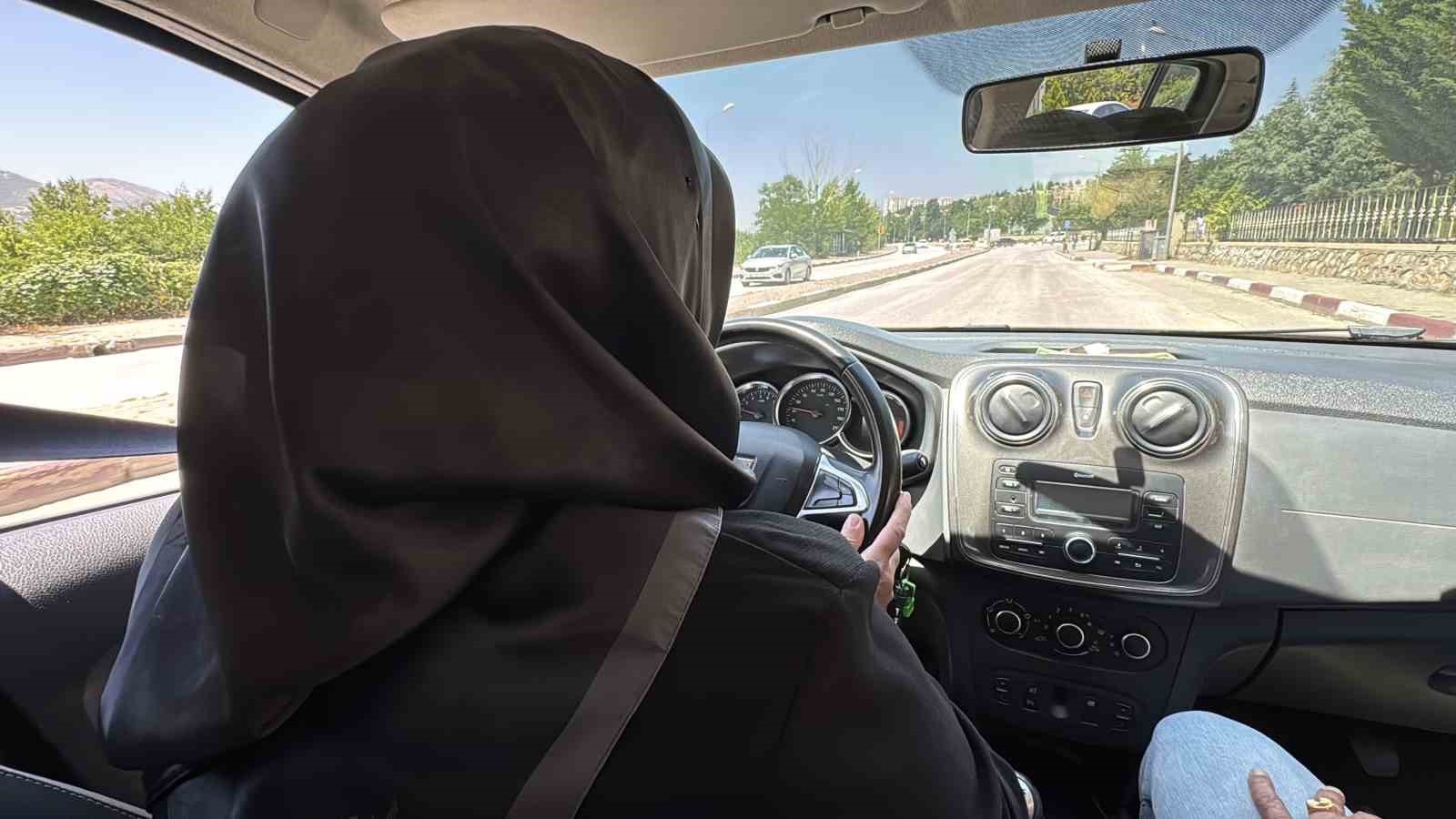 55 yaşındaki kadın, 2 dosya yaktı 12. sınavda ehliyet almaya hak kazandı