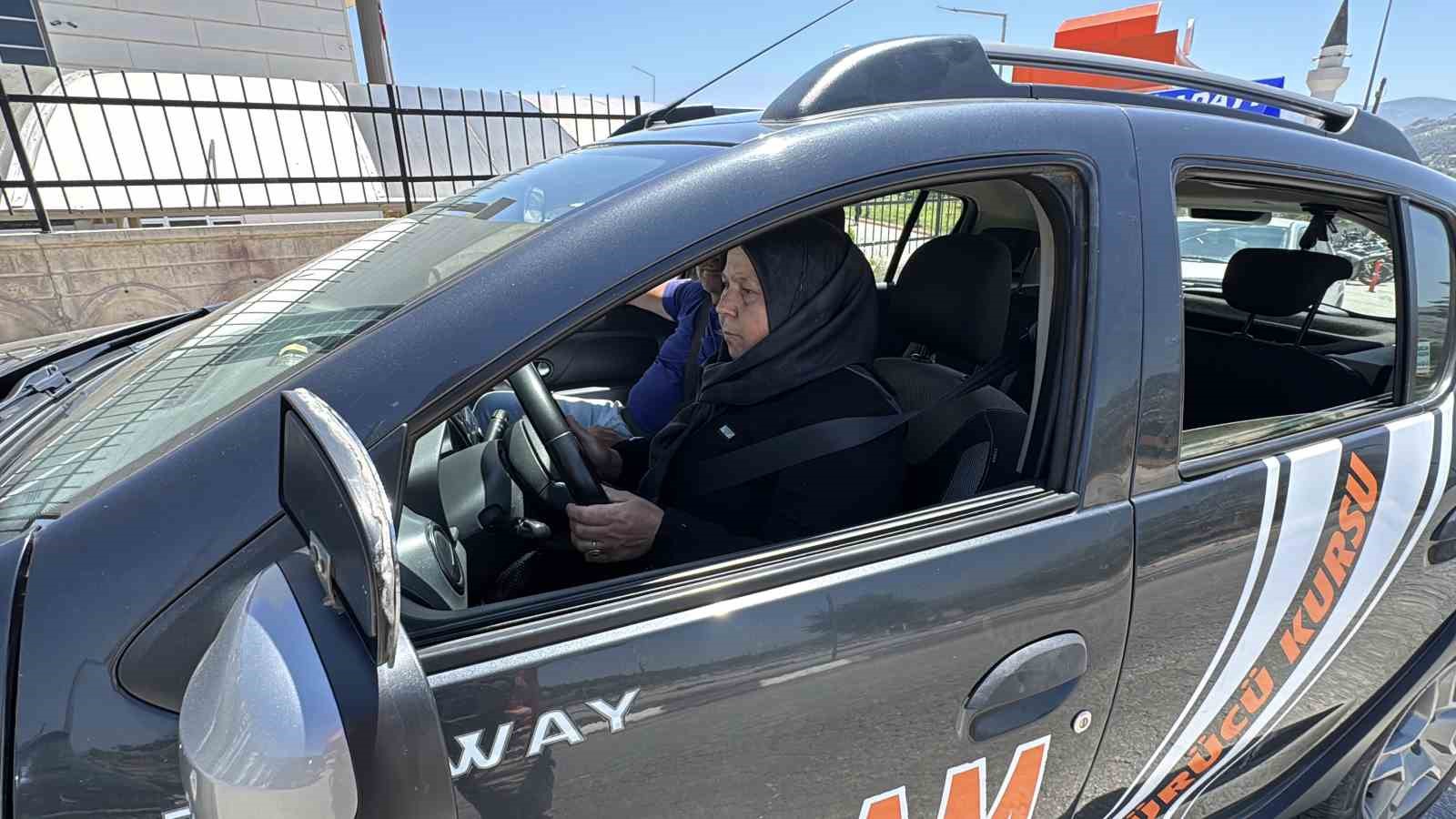 55 yaşındaki kadın, 2 dosya yaktı 12. sınavda ehliyet almaya hak kazandı