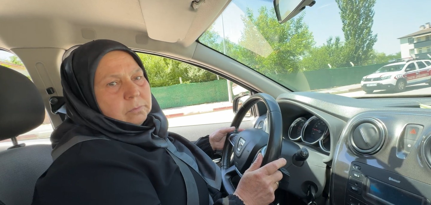 55 yaşındaki kadın, 2 dosya yaktı 12. sınavda ehliyet almaya hak kazandı