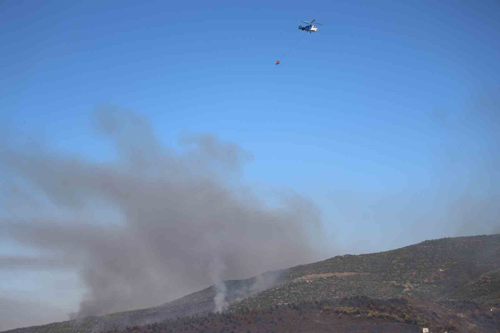 3 gündür devam eden orman yangını sonrası Ödemiş’in dağları siyaha büründü
