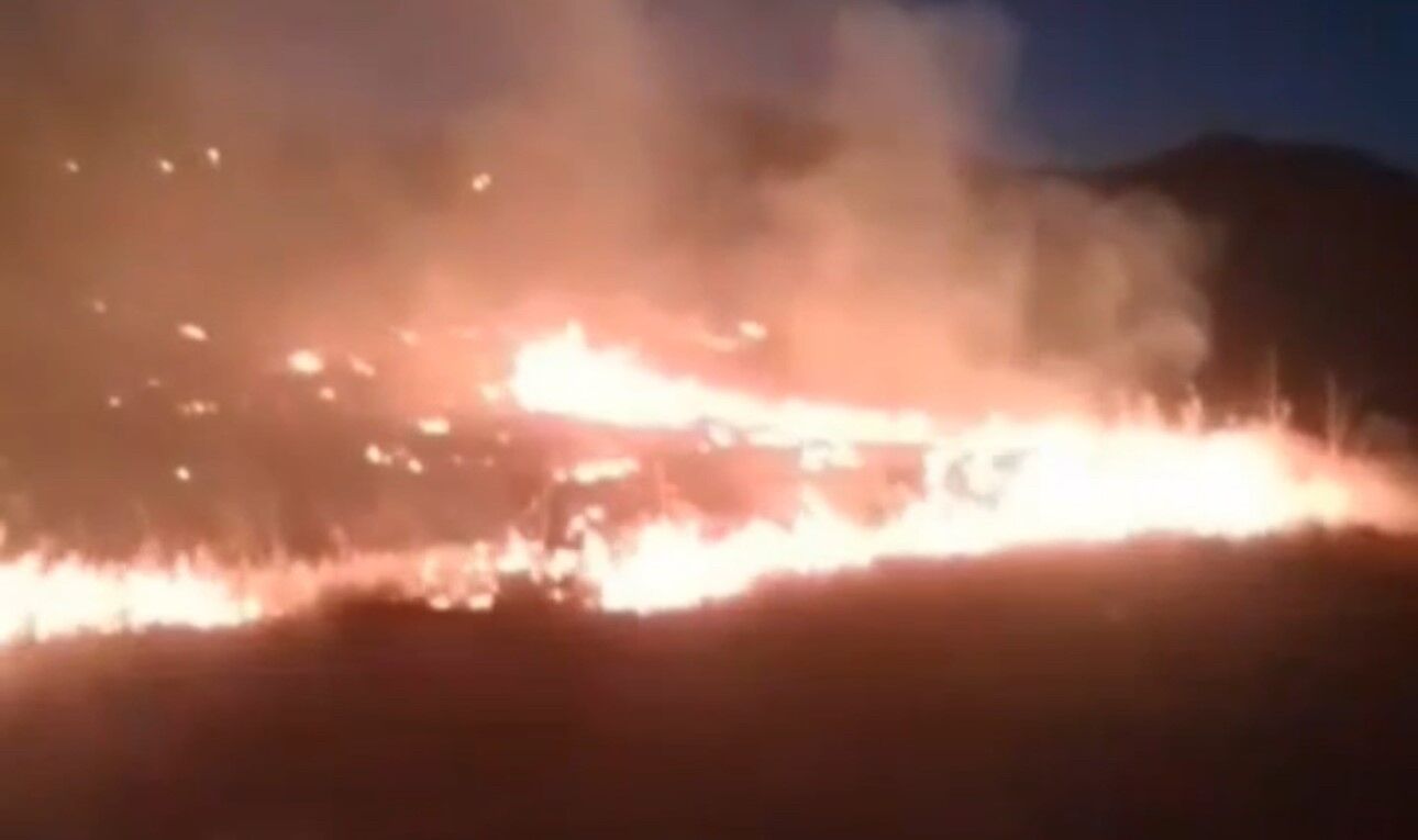 Hakkari-Van il sınırında arasında çıkan yangın korkuttu