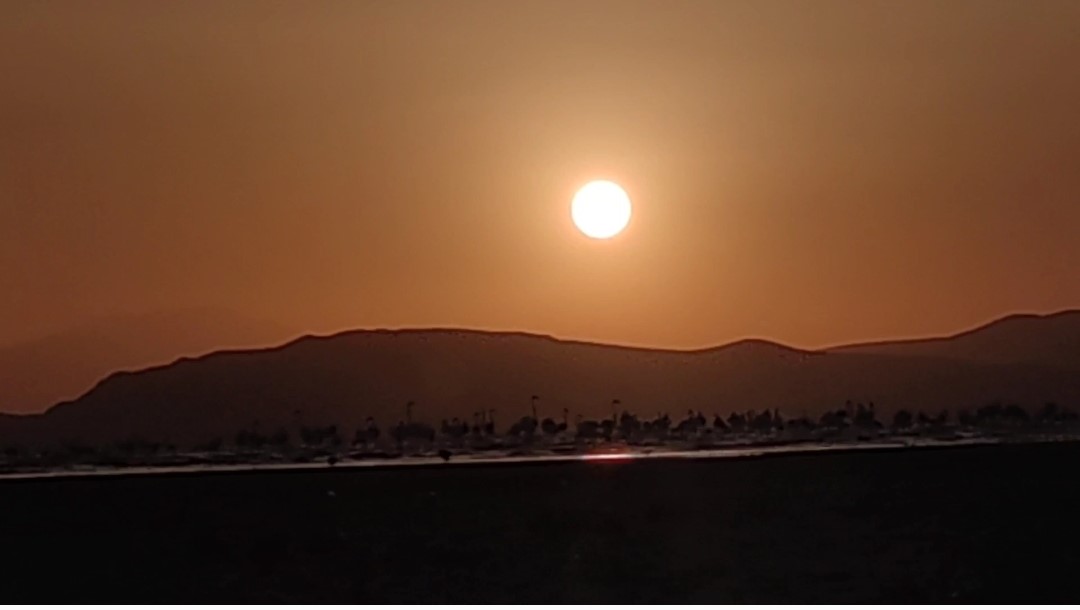 Erçek Gölü’nde kızıllığa bürünmüş gün batımı büyüledi