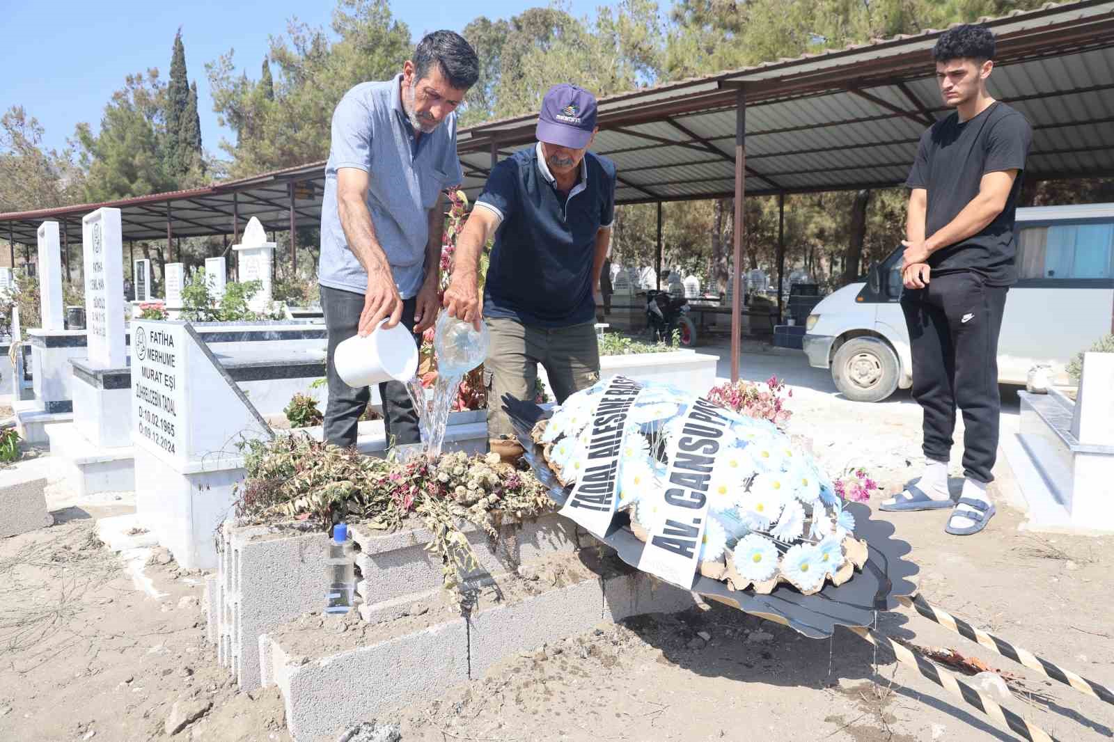 Hastanede kalp krizi geçirerek vefat eden 24 yaşındaki doktor, 8 ay önce trafik kazasında ölen annesinin yanına defnedildi