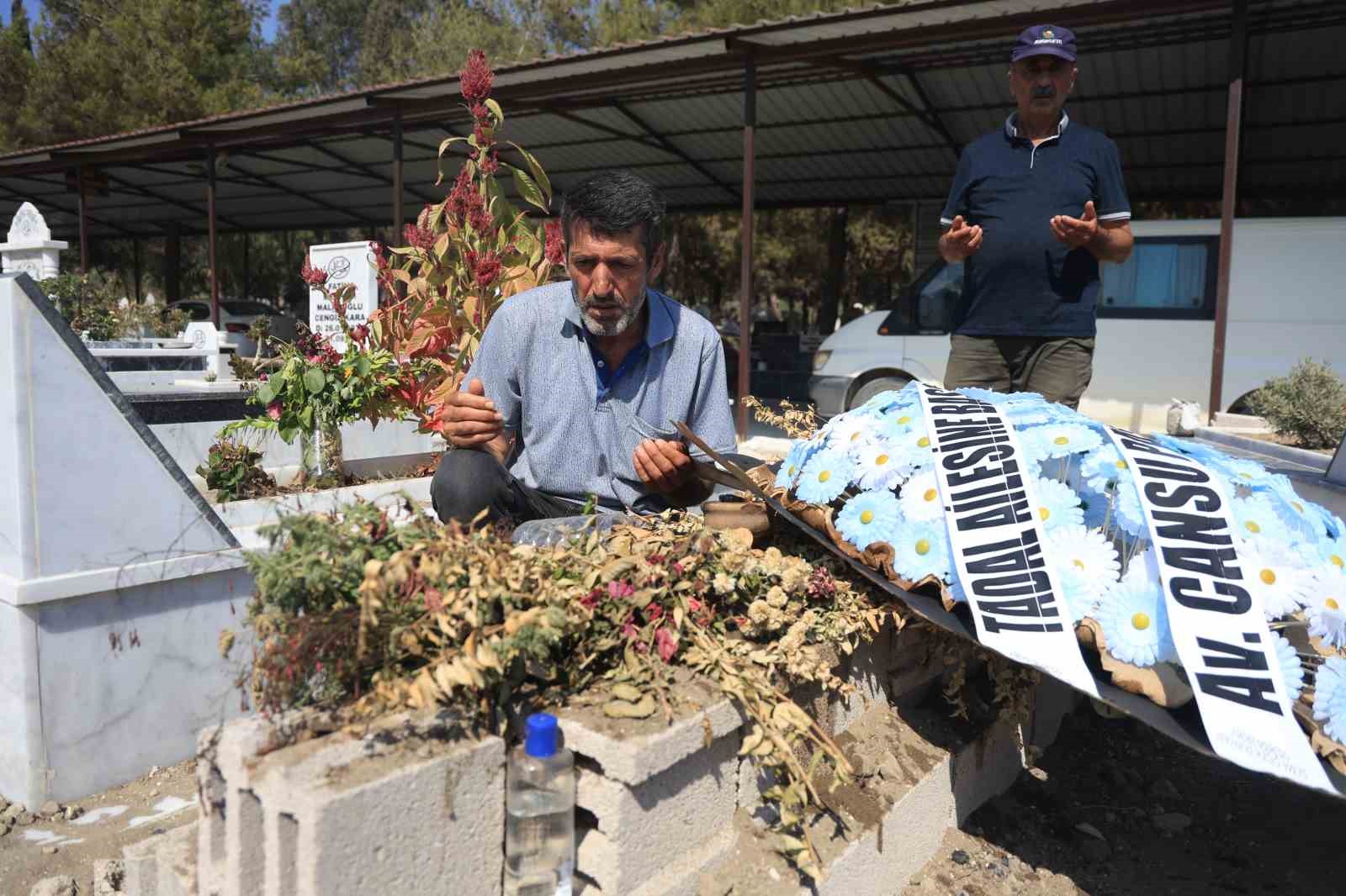 Hastanede kalp krizi geçirerek vefat eden 24 yaşındaki doktor, 8 ay önce trafik kazasında ölen annesinin yanına defnedildi