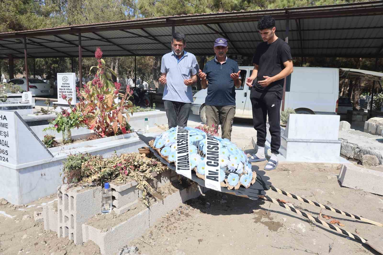 Hastanede kalp krizi geçirerek vefat eden 24 yaşındaki doktor, 8 ay önce trafik kazasında ölen annesinin yanına defnedildi