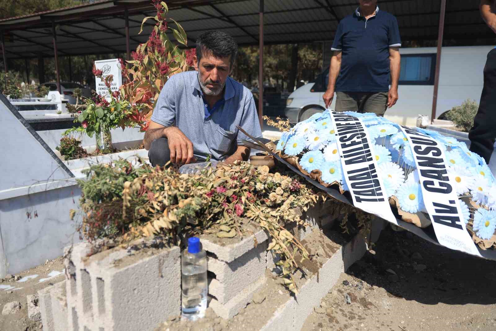 Hastanede kalp krizi geçirerek vefat eden 24 yaşındaki doktor, 8 ay önce trafik kazasında ölen annesinin yanına defnedildi